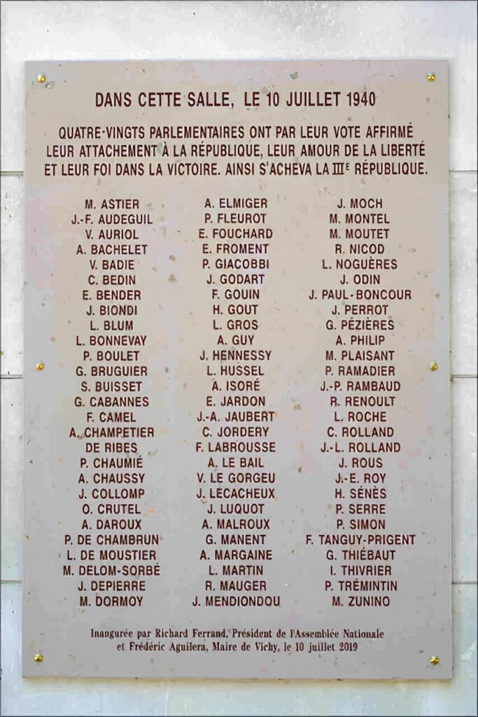 Plaque en mémoire des 80 parlementaires qui ont refusé de donner les pleines pouvoirs à Philippe Pétain.