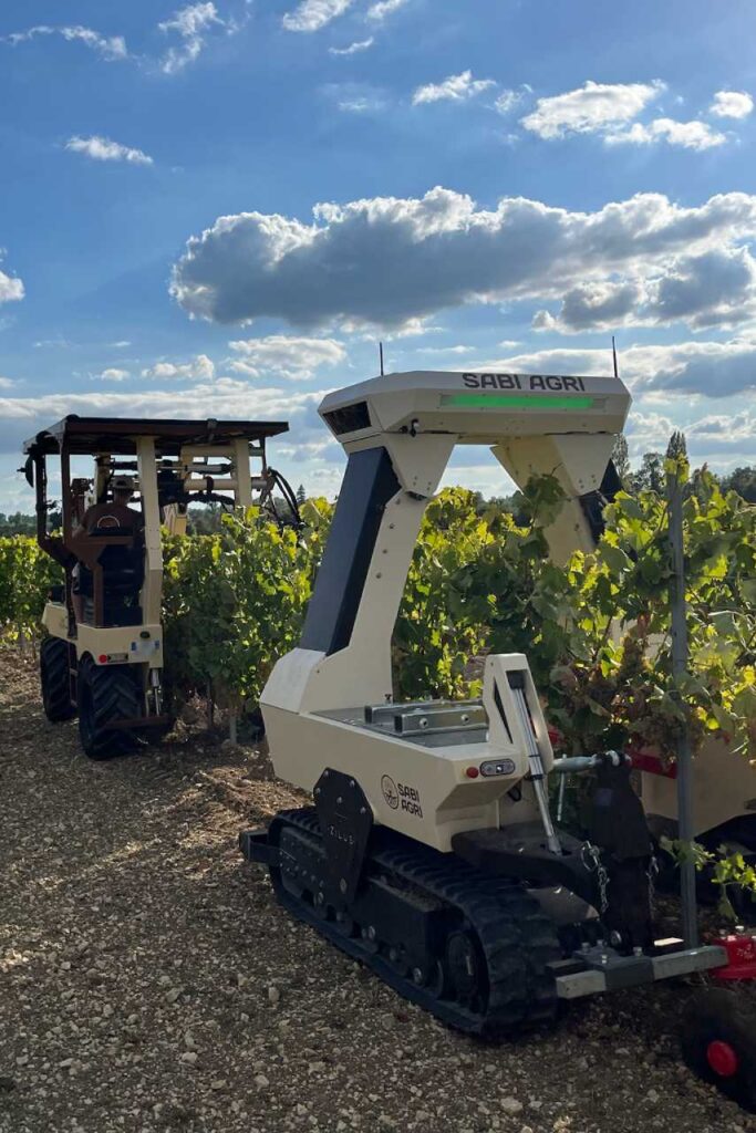 Tracteur ALPO suivi du tracteur ZILUS dans un vignoble.