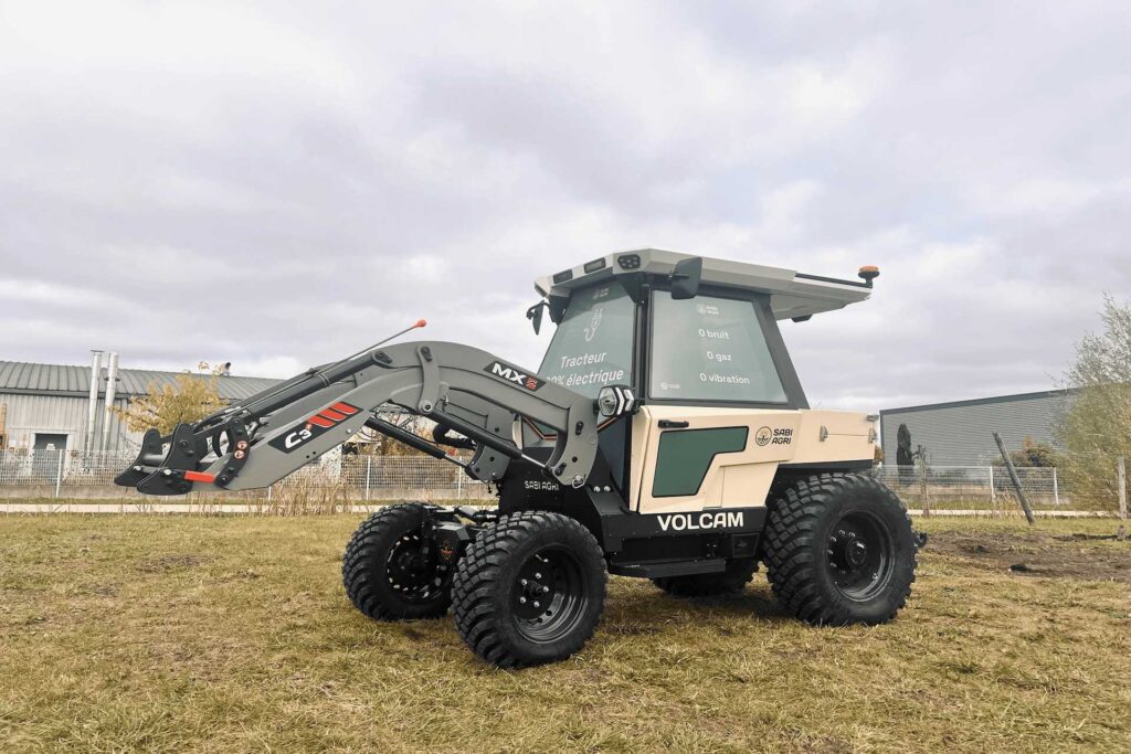 Tracteur VOCLAM en extérieur lors du salon des maires et des collectivités à Paris.