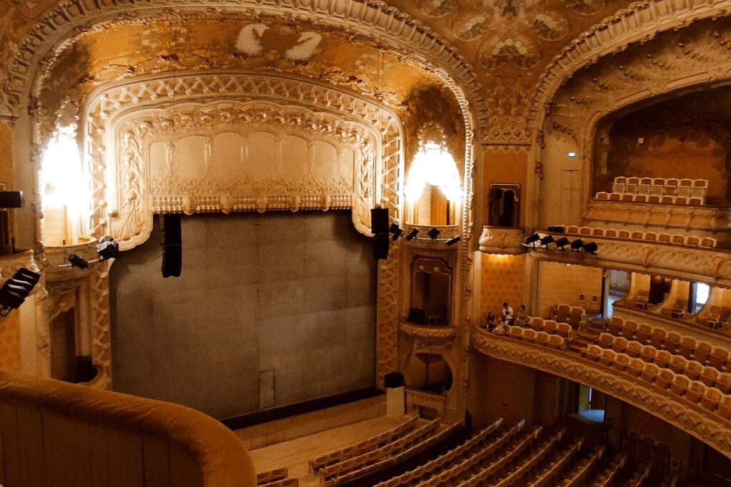 Scène de l'opéra de Vichy, depuis un balcon.