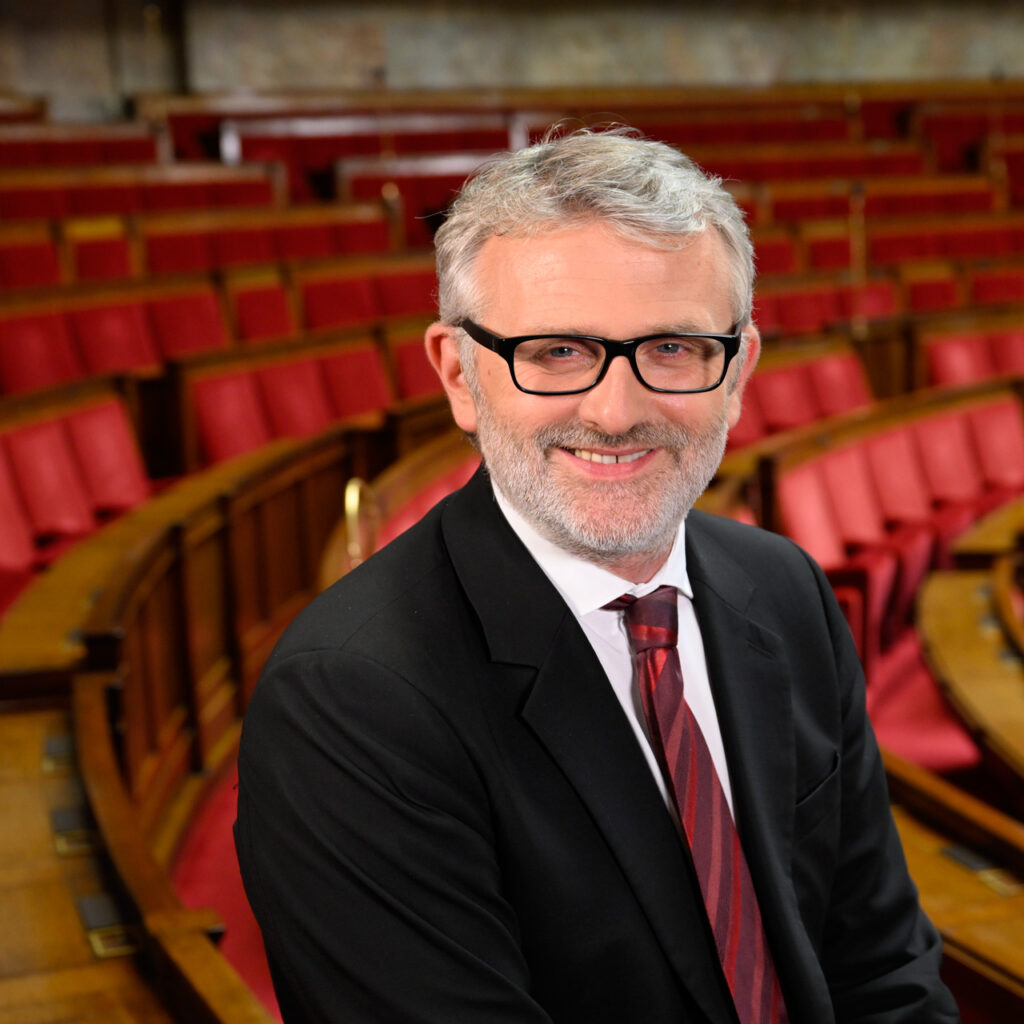 Yannick Monnet, député de la 1ère circonscription de l’Allier, pose pour un portrait sur les bancs de l’Assemblée nationale.