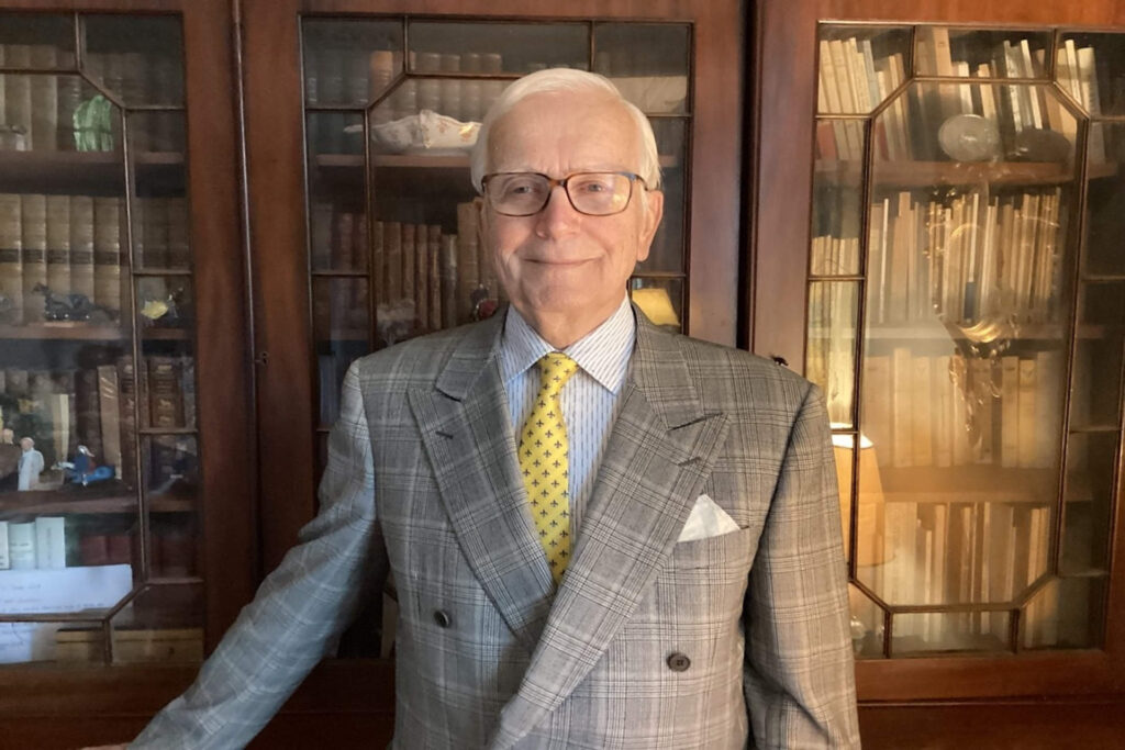 Jacques Boncompain, président de l'ADMP depuis 2023, pose devant sa bibliothèque personnelle.