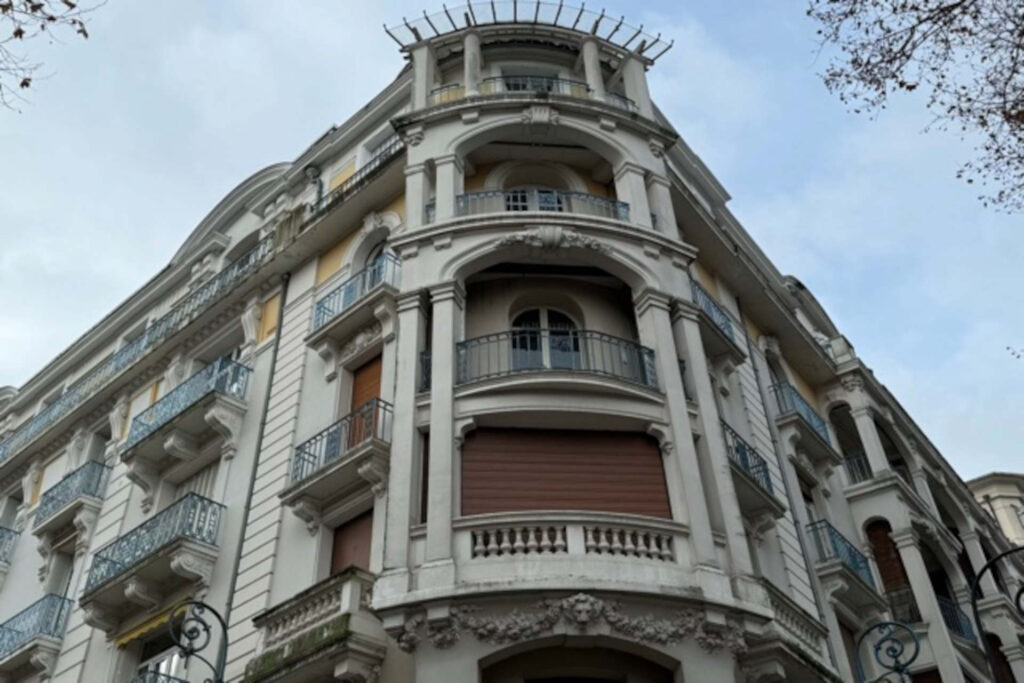 Un hôtel, l'hôtel du parc, avec au 3e étage, l'appartement où vivait Pétain.