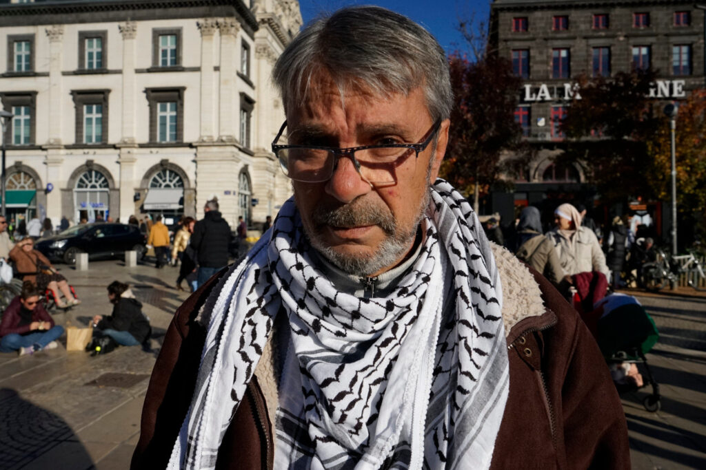 Éric est au premier plan. On voit en arrière plan la place de Jaude, peu remplie pour le moment.