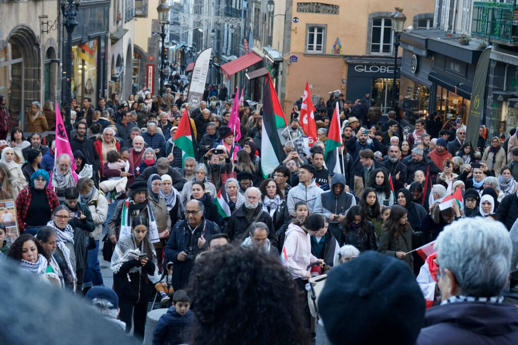 La photo est prise depuis l’entrée de la cathédrale. D’ici, on voit la fin de la rue des gras, qui peine à accueillir la grande masse de personnes présentes.