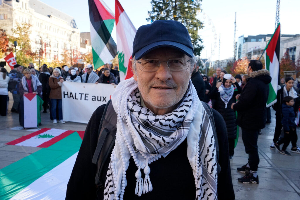 Yves est au premier plan. En arrière-plan, on aperçoit les manifestants s'apprêtant à commencer la marche, sur la place de Jaude.