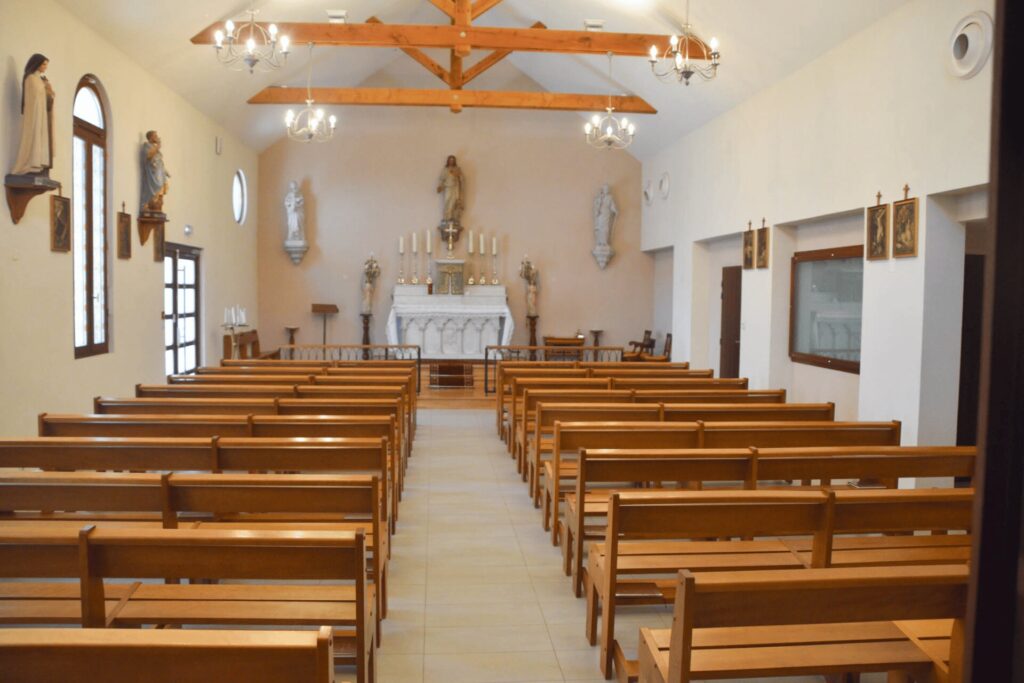 La chapelle du Sacré-Cœur de Vichy est petite et sommaire. Les murs sont blancs. Plusieurs sculptures de figures du catholicisme les décorent. Les nombreux bancs en bois permettent aux fidèles de s’asseoir. L’autel est surplombé par une sculpture du Christ. Le tout est éclairé par quatre lustres.