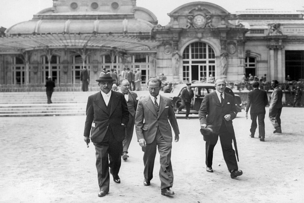 Pierre Laval sort de l'Opéra de Vichy, le 10 juillet 1940.