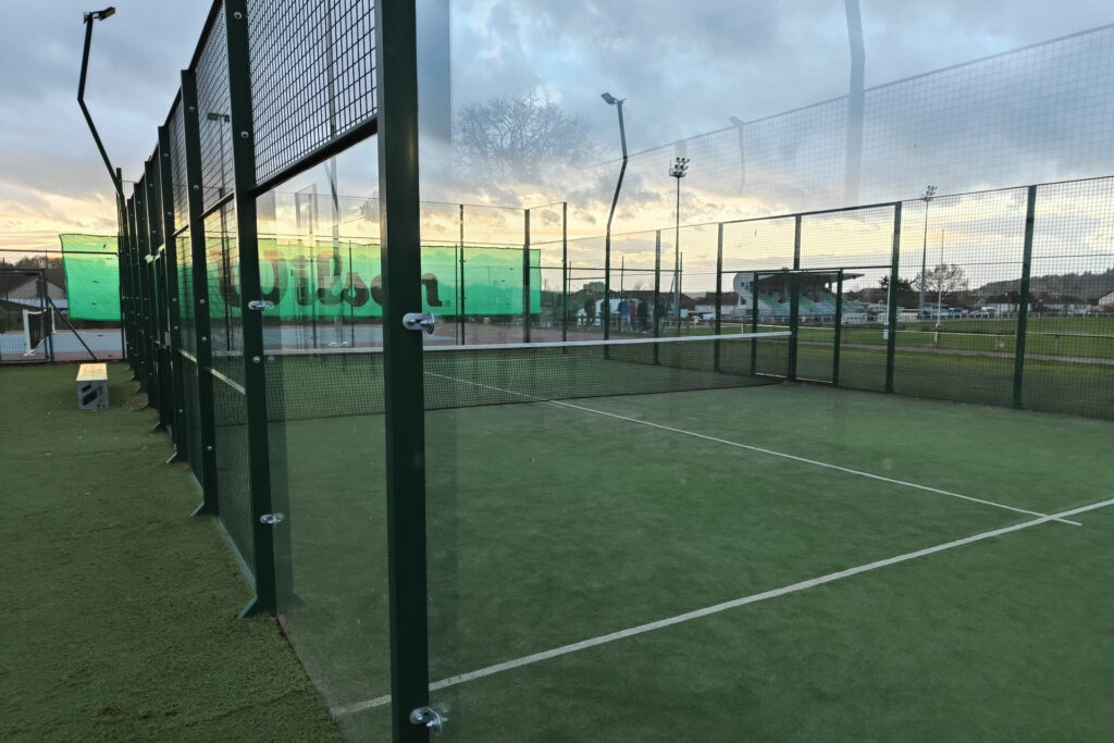 Piste de padel extérieure à Cusset avec grillage.