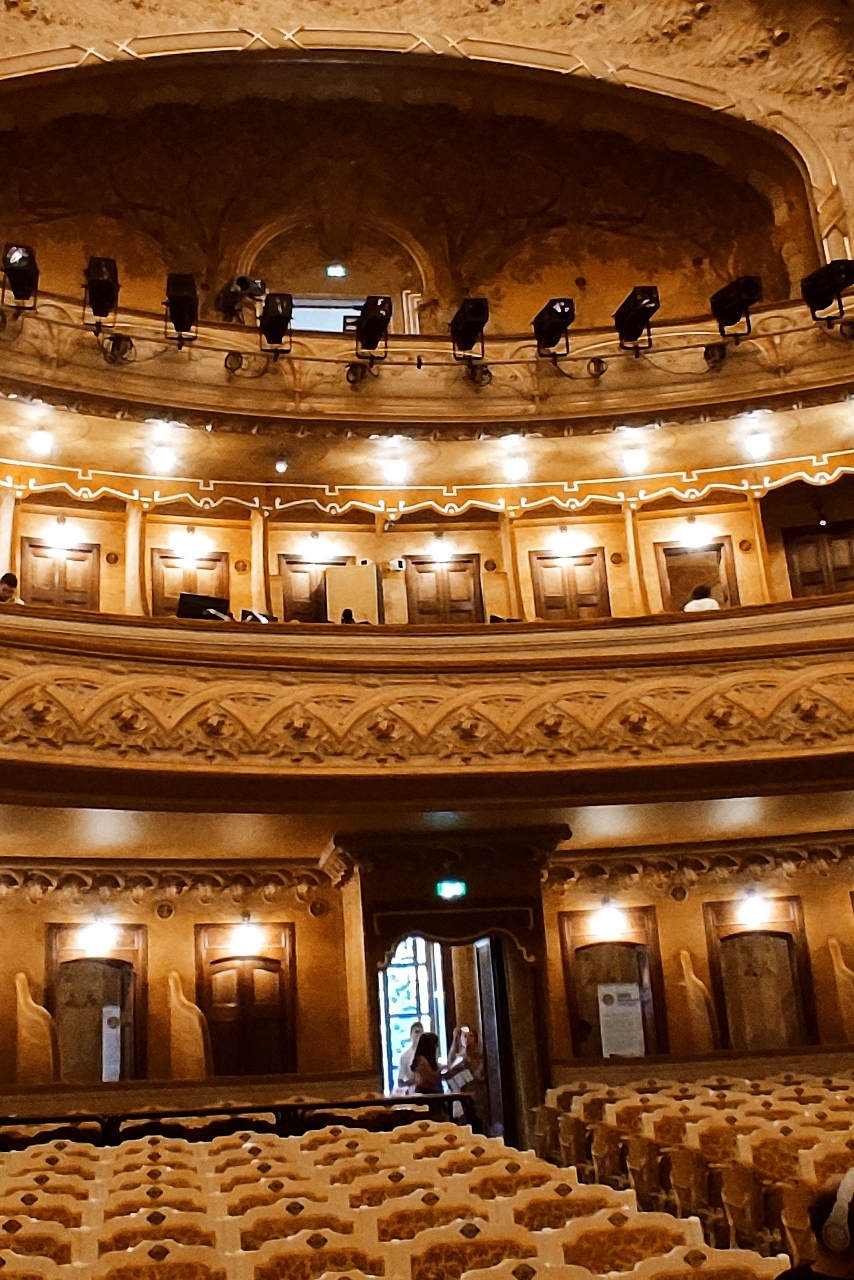 Salle et balcons de l'opéra de Vichy.