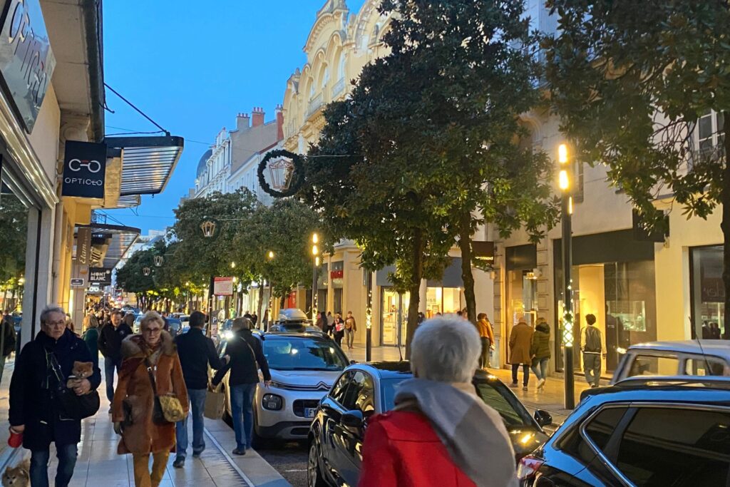 Les Vichyssois se promènent dans les rues décorées pour Noël.
