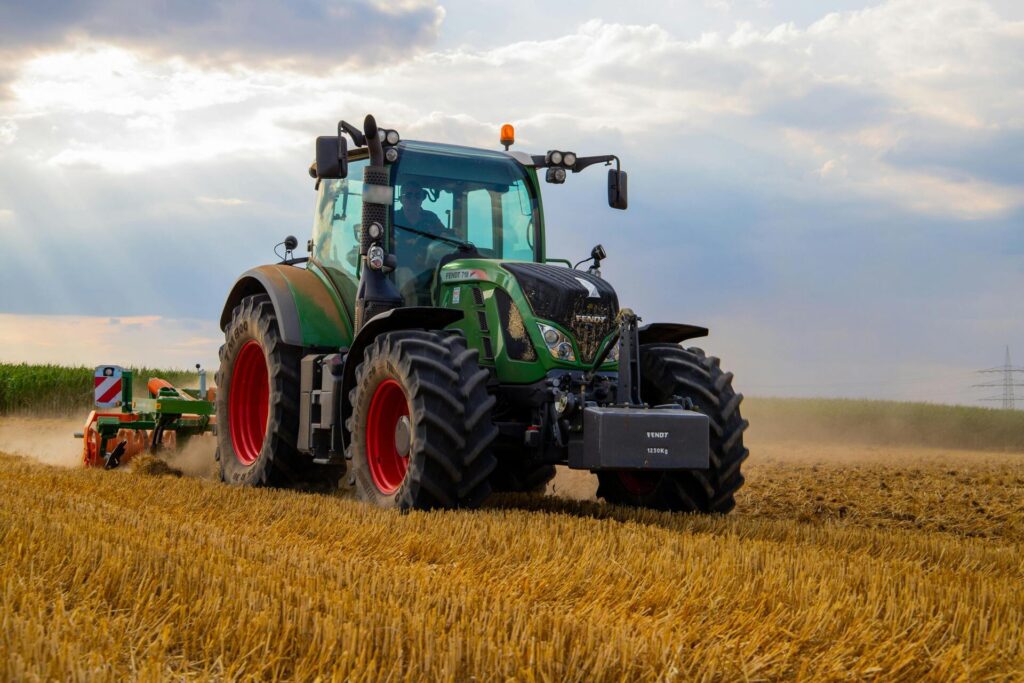 Tracteur labourant un champ de blé.