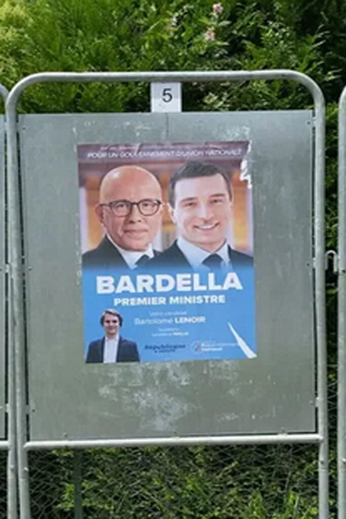 Affiche présente devant les bureaux de vote à l’effigie du candidat creusois soutenu par Eric Ciotti et Jordan Bardella. Le slogan “Bardella, premier ministre” est centré sur l’affiche. 