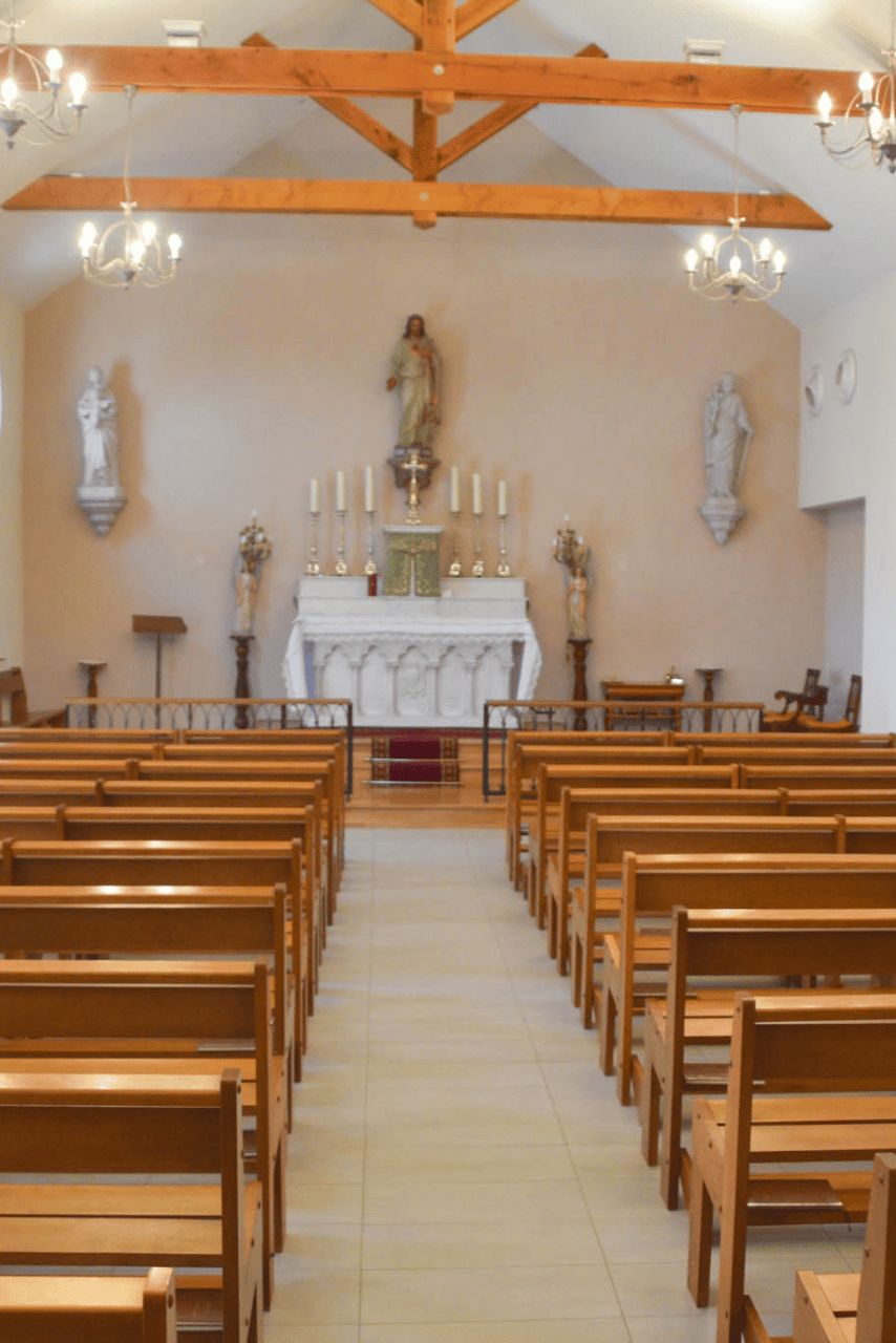 La chapelle du Sacré-Cœur de Vichy est petite et sommaire. Les murs sont blancs. Plusieurs sculptures de figures du catholicisme les décorent. Les nombreux bancs en bois permettent aux fidèles de s’asseoir. L’autel est surplombé par une sculpture du Christ. Le tout est éclairé par quatre lustres.