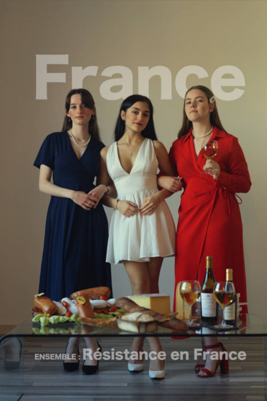 Trois femmes vêtues de robes aux couleurs du drapeau français, devant un buffet de nourriture typiquement française. Le titre "France" est agrémenté d'un sous-titre " ensemble : résistance en France".